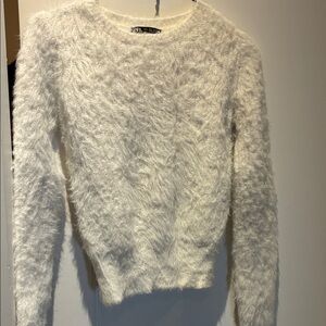 Zara Women's White Fuzzy Sweater 👵MT